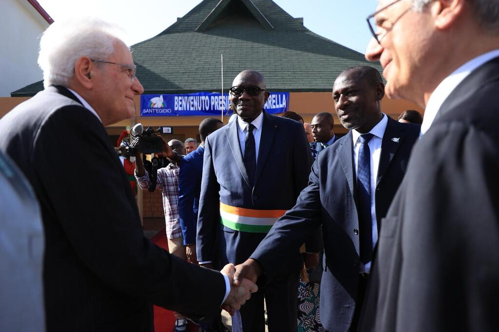 Der italienische Präsident Matarella besucht die Gemeinschaft Sant'Egidio in Abidjan: 